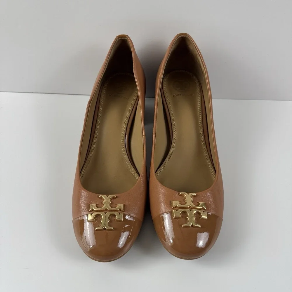 TORY BURCH Everly 50mm Block Heel Cap Toe Gold Logo Pumps US 8.5 Tan Beige